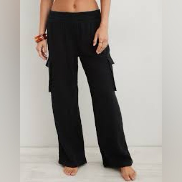 Aerie “pool to party” cargo pants, black/small - Picture 3 of 4